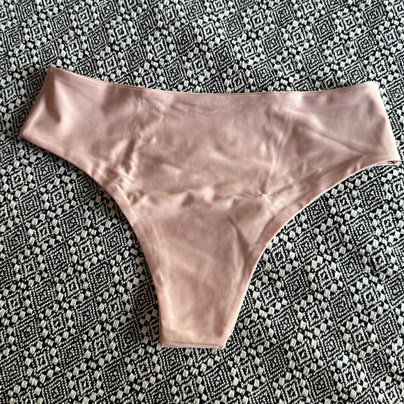 Bikini - Picture 3 of 5